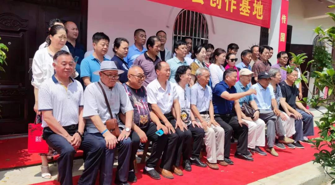 中国国画院安徽萧县创作基地揭牌仪式在萧县龙城镇梅园山庄举行
